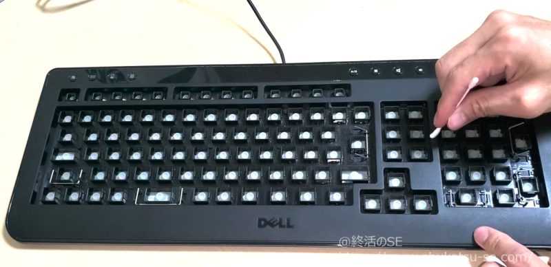 綿棒でキーボード上のホコリや汚れを取る