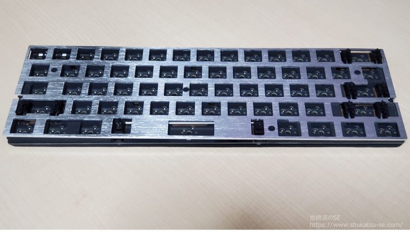 KBDFANS DZ60RGB-ANSI V2 HOTSWAP DIY KITへプレート貼り付け