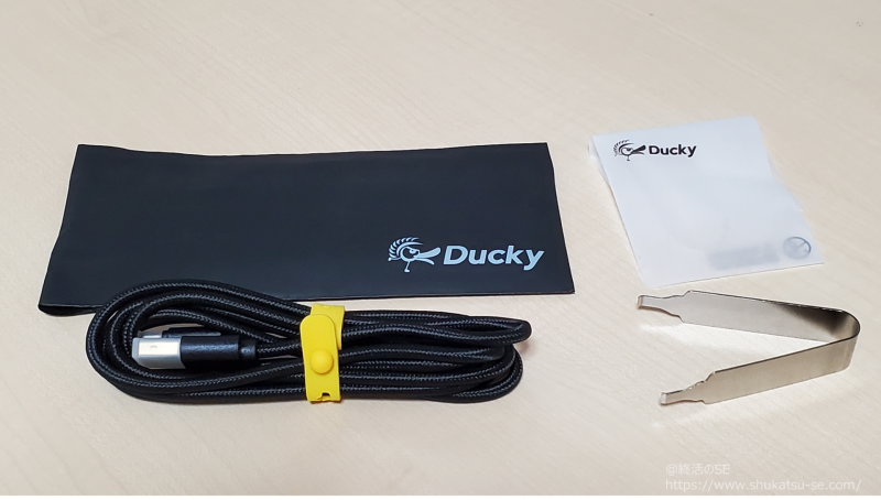 Ducky One 3 Mini のUSB Type-Cケーブルとキースイッチ引き抜き工具